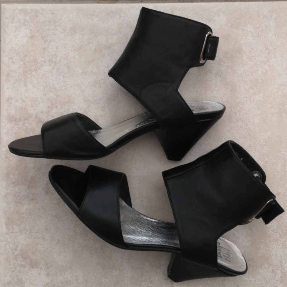 Browns black ankle bundle heels